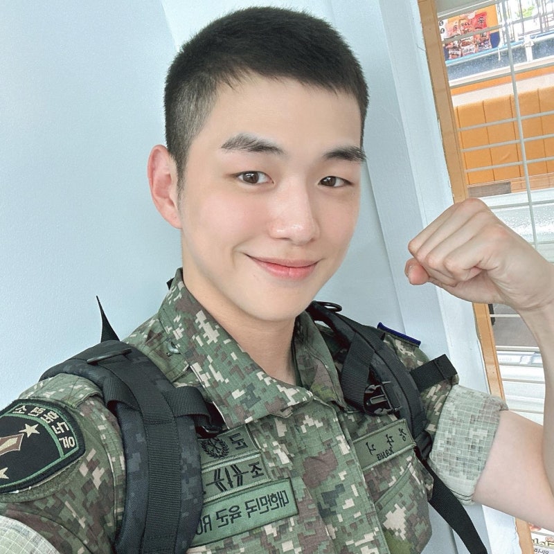 강다니엘 군인 벌크업 근황 팔 근육에 난리 난 인스타
