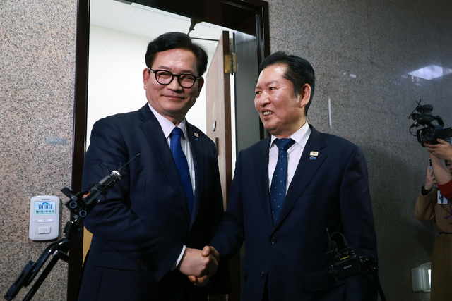 <b>송영길</b> "노무현 장례식 불참" vs <b>정청래</b> "100% 허위"…'사과' 요구
