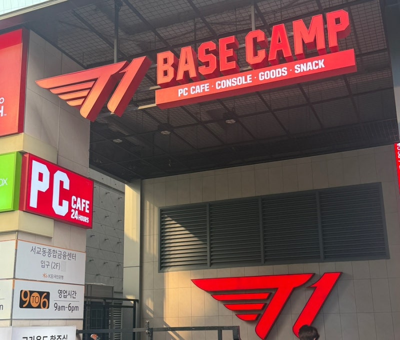 젠슨 황 CEO 방문한 T1 베이스 캠프 페이커 PC방 홍대입구