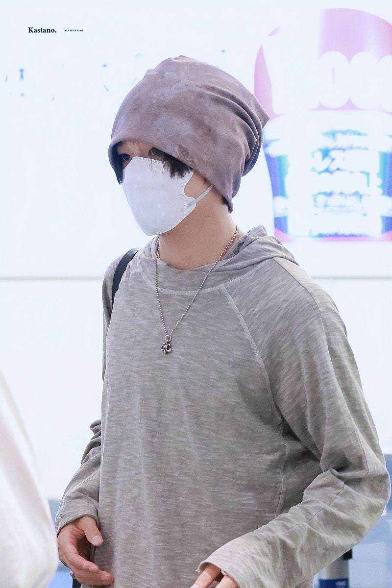 NCT WISH 엔시티 위시 리쿠 공항 패션 속 옷 패션 정보/ 터틀넥 후드티 @폴리테루