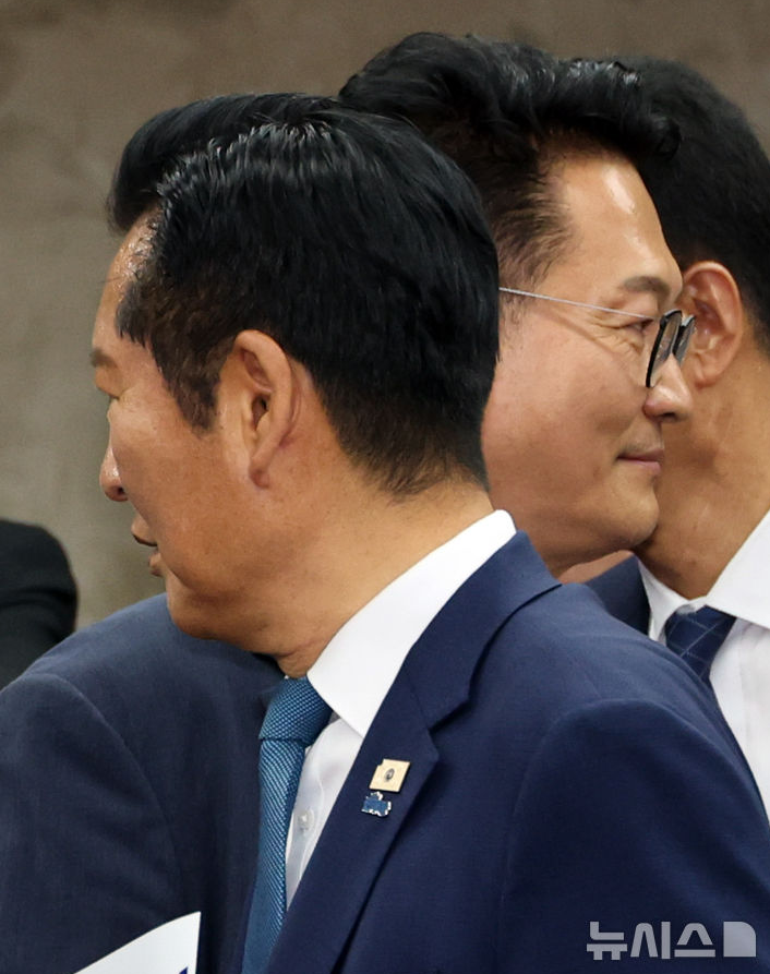 민주당 당권 경쟁 격화 <b>송영길</b> vs <b>정청래</b> 충돌, '노무현 적통... 