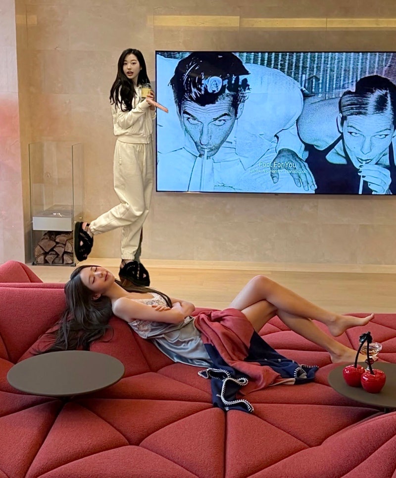 21살 장원영 137억 집보다 더 화제된 루시드하우스 2억 쇼파.jpg