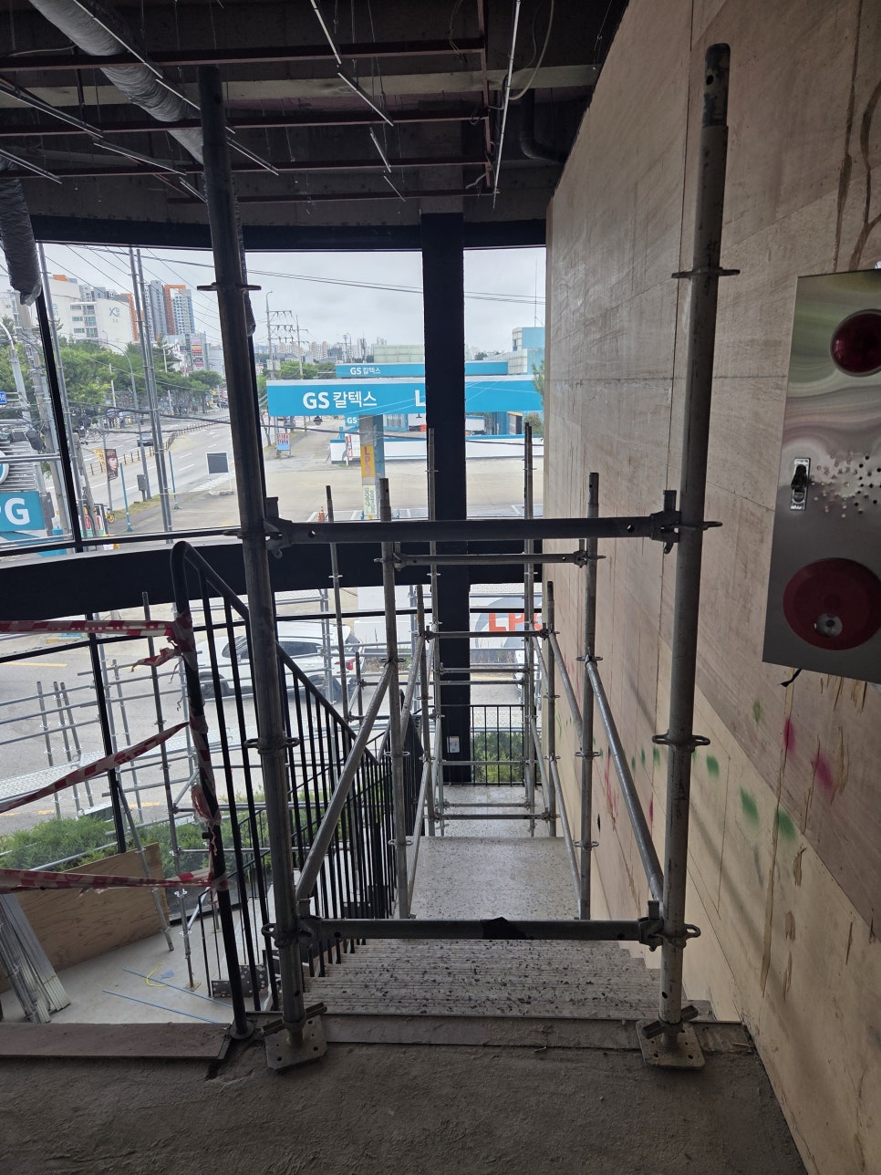용인 시스템 비계 내부 계단실 천장 마감공사 시공을 위한 설치