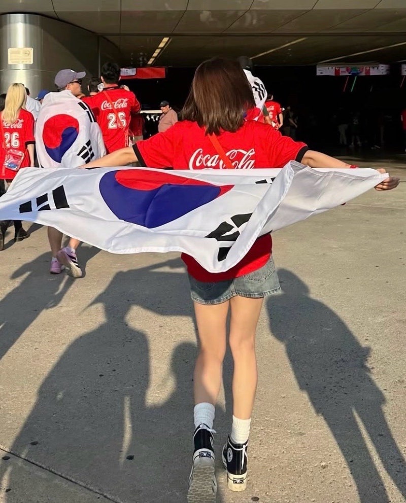 월드컵 응원보다 더 화제된 칼단발로 변신한 권은비, 올여름 가장 핫한 헤어 스타일