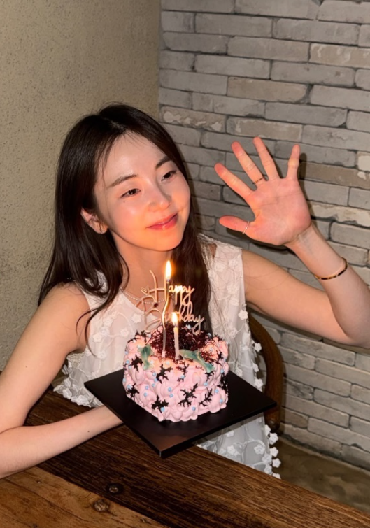 안소희 34번째 생일 공개…원더걸스 시절 그대로인 동안 미모 근황
