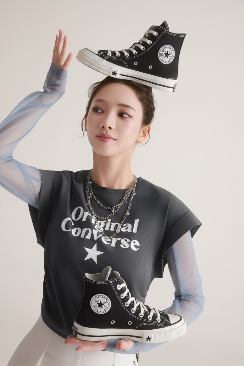 컨버스 X 카리나 ‘척 70 X’, 클래식 스니커즈가 젠지 아이콘으로 다시 태어났다. 카리나와 ....