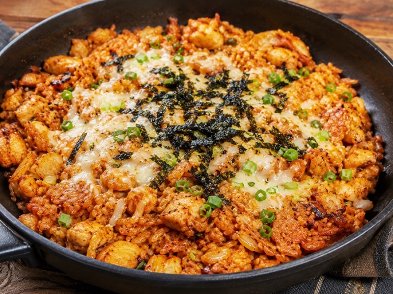 매콤달콤한 양념에 고소함까지! 누구나 좋아하는 닭갈비 볶음밥 레시피