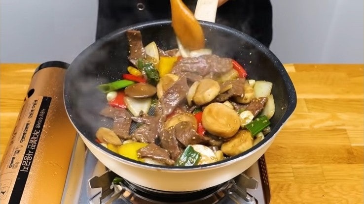 입맛 돋우게 하는 근사한 한 끼 소고기 야채볶음 - 김대석 셰프