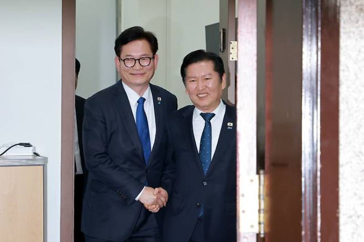 <b>송영길</b> "<b>정청래</b>, 노무현 장례식 못 가" 격돌…鄭 "100% 허위... 