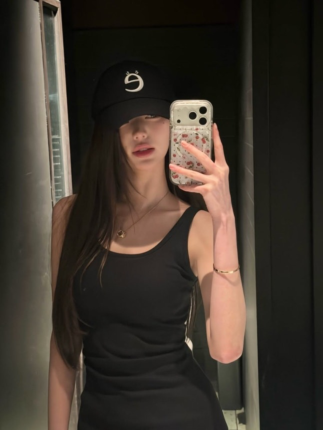 장원영, 힙한 매력+뼈말라 몸매 모자 스타일로 완성한 근황