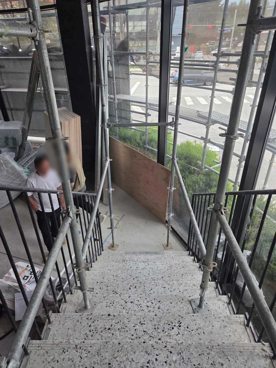 용인 시스템 비계 내부 계단실 천장 마감공사 시공을 위한 설치