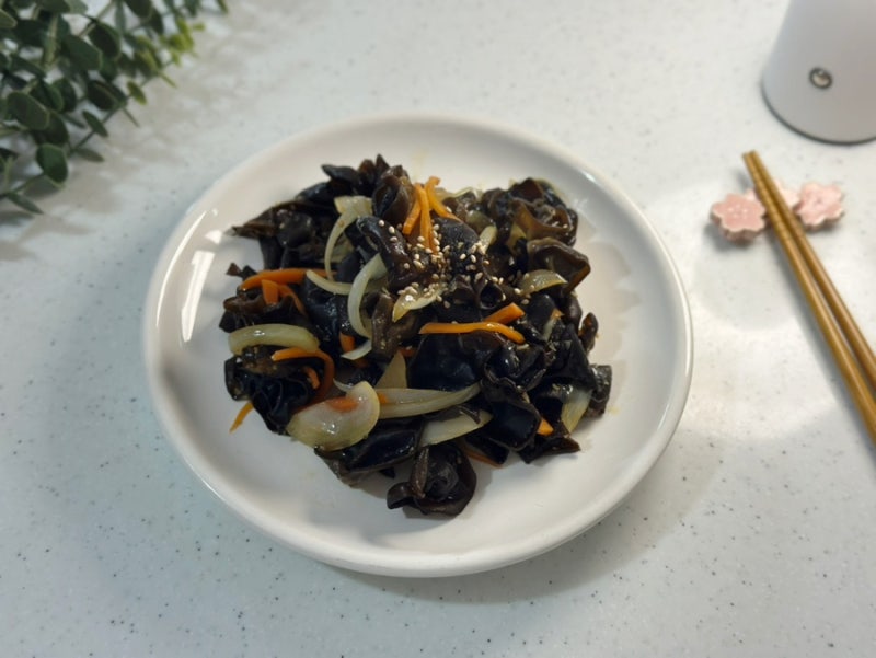 목이버섯볶음 만들기 쫄깃한 식감이 매력! 굴 소스로 감칠맛을 더한 목이버섯볶음 반찬