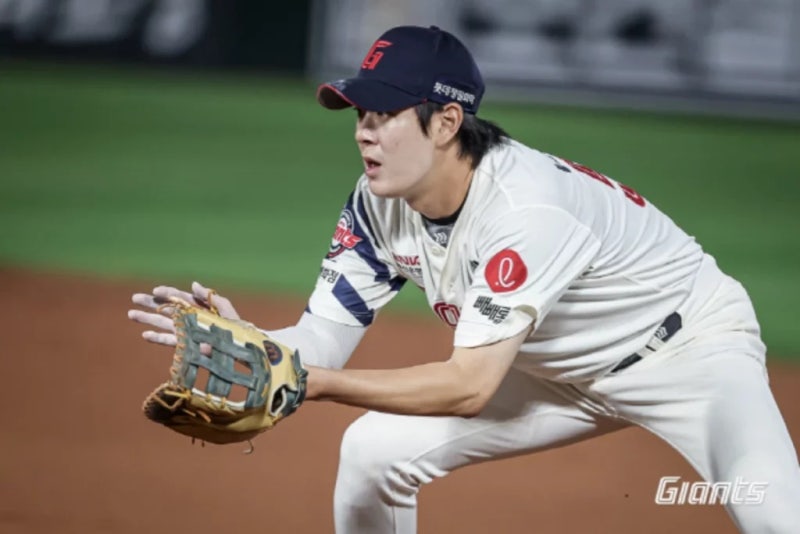 “팬들도 아는 걸 감독이 이제야 안다고?” 김태형 감독이 나승엽 1루수 제외 이유 분석
