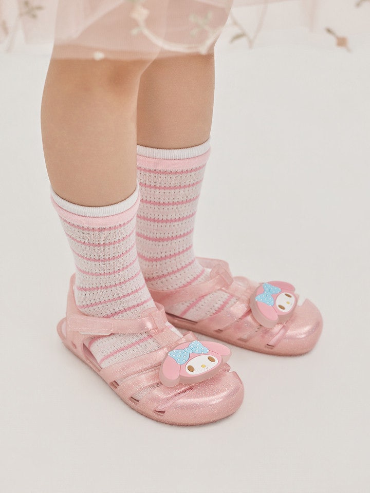 산리오 젤리 샌들로 여름 코디 완성