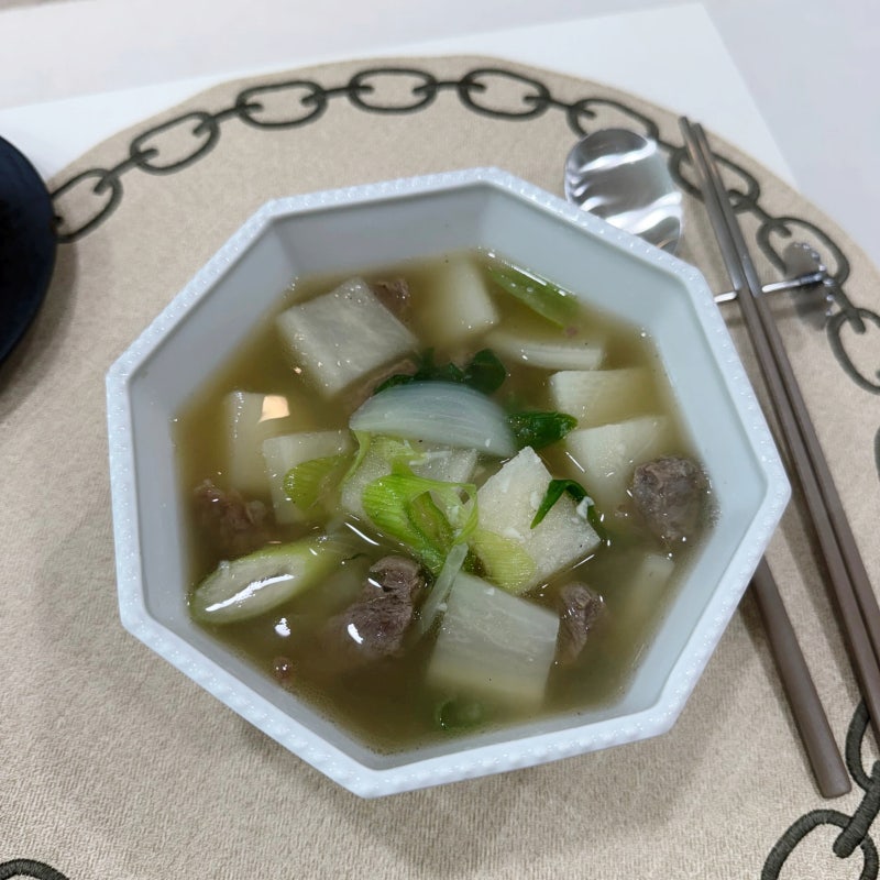 맑은 소고기무국 끓이는 법! 한번 데쳐 더욱 깔끔한 소고기무우국 레시피