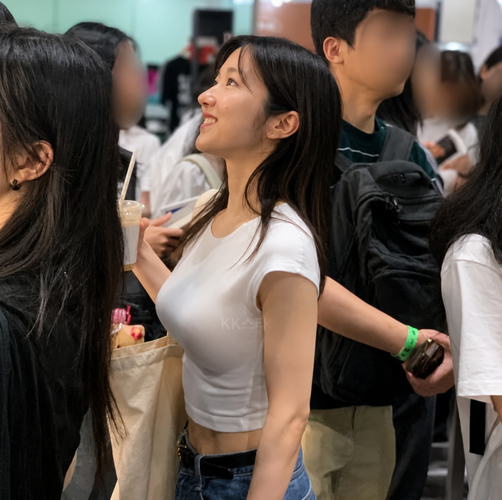 “이혜성 몸매가 이 정도였나...” 국제도서전에서 드러난 베이글녀 반전 비주얼