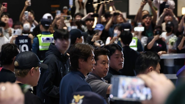 "<b>홍명보</b> 나가!" 새벽 공항 뒤덮은 <b>야유</b>…정몽규 향한 개껌... 
