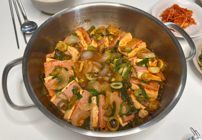 밥 비벼먹기 좋은 스팸두부조림