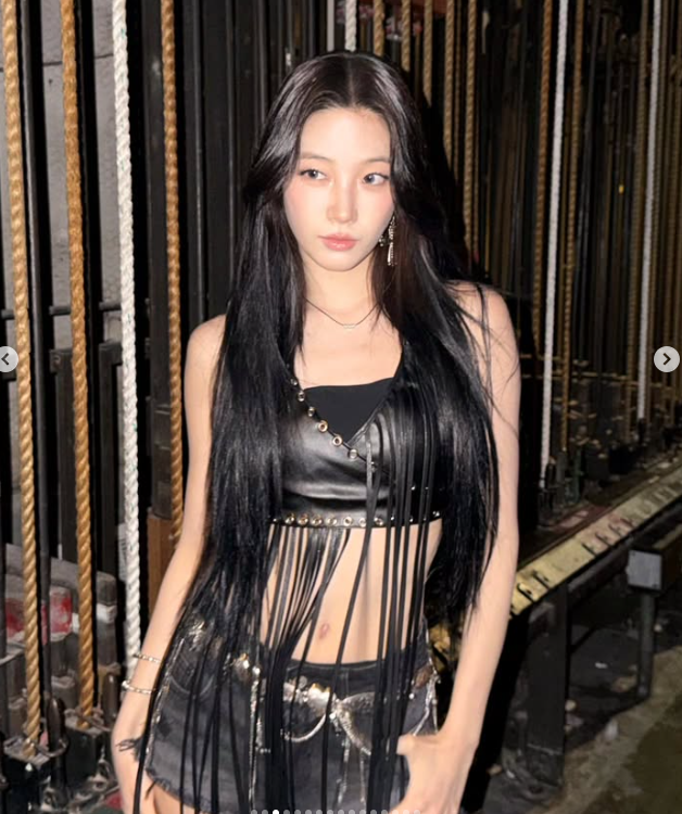 르세라핌 카즈하 사복 패션, 락시크 무드 완성한 가죽 크롭탑 & 롱부츠 스타일링