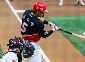 <b>김도영</b> 25호 <b>홈런</b> 폭발 KBO <b>홈런</b> 단독 선두 등극 오스틴 제쳤다