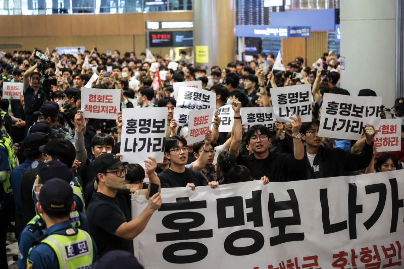 “홍명보 나가라” 공항을 뒤덮은 축구팬들의 분노…한국 축구가 다시 신뢰를 얻으려면