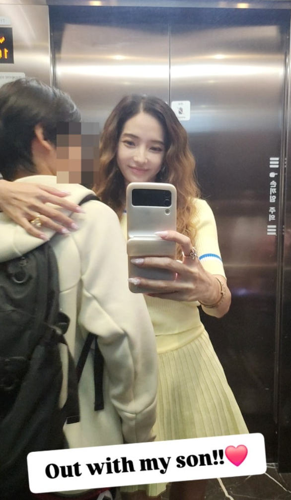 "벌써 이만큼 컸어?" 한채영 아들 아이돌급 비주얼로 온라인 커뮤니티 평정한 근황