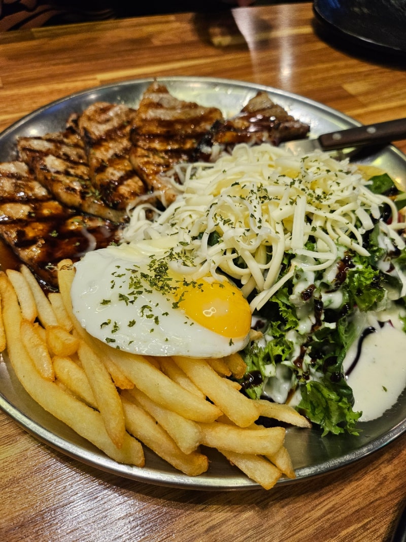 파주 오말리┃롯데파주아울렛 맛집 오말리에서 즐긴 삼겹 플레이트와 김치필라프