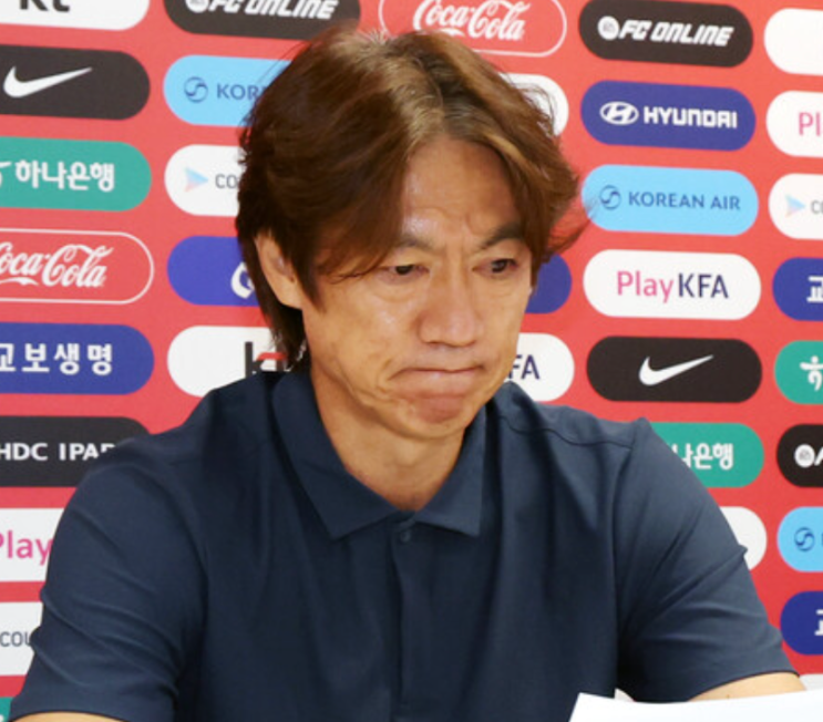 <b>홍명보</b> 야유 속 <b>귀국</b> 대표팀 논란과 팬 반응