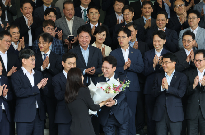 [긴급속보] <b>김민석</b> "<b>정청래</b> 연임 불필요" <b>직격</b>…민주당 당권... 