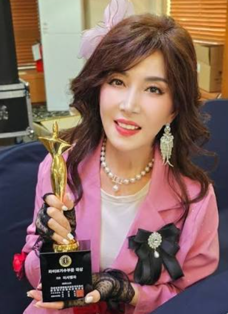 <b>가수</b> <b>이사벨라</b> 직장암 4기 항암 남편 치매 간병 근황