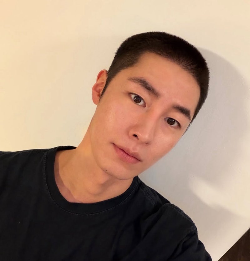 '188cm’ 이재욱, 군 입대 후 첫 근황 공개…엄마·누나와 함께한 수료식 사진에 쏠린 관심
