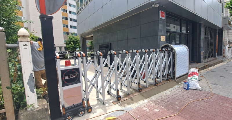 상가건물의 기존 주차장 출입구 철대문 철거 후 자동 무레일 알루미늄자바라게이트와 스텐....