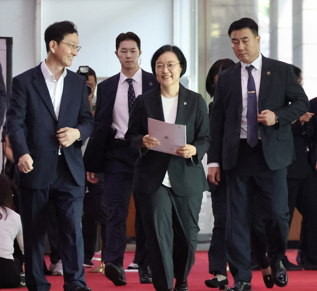 [긴급속보] <b>한성숙</b> 국무<b>총리 취임</b> 첫날 AI 투자 확대 선언... 