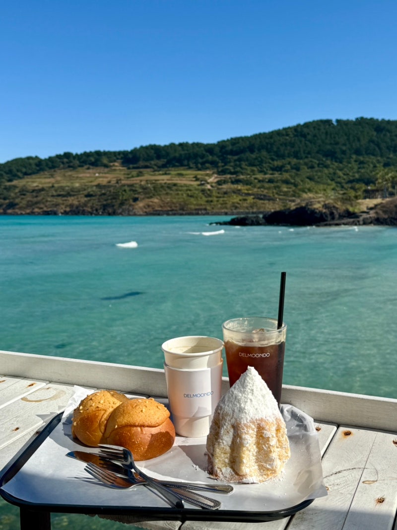 제주도 여행 동쪽 오션뷰 대형카페 델문도 빵 나오는 시간, 메뉴, 주말 웨이팅, 주차정보 등