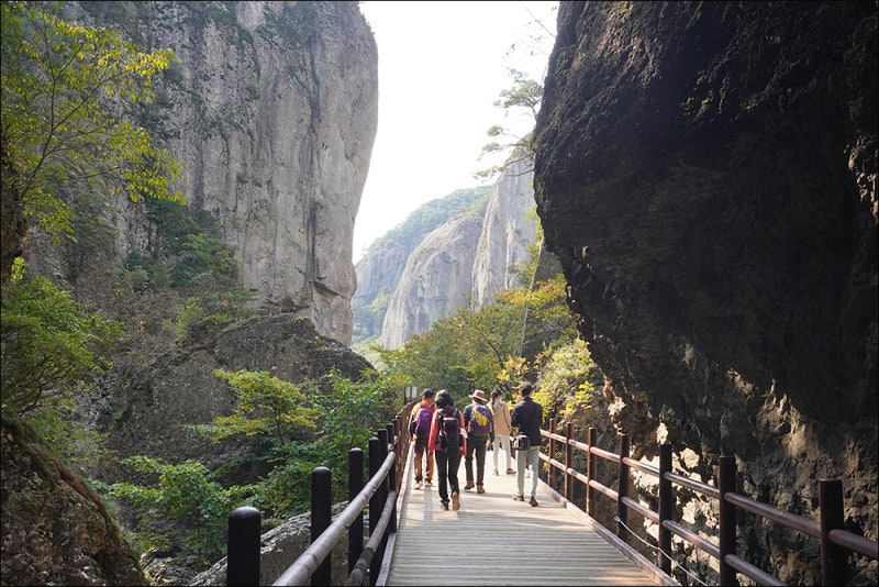 [경북 청송 주왕산계곡(주방천계곡)] 거대한 바위와 폭포가 어우러진 멋진 폭포 계곡