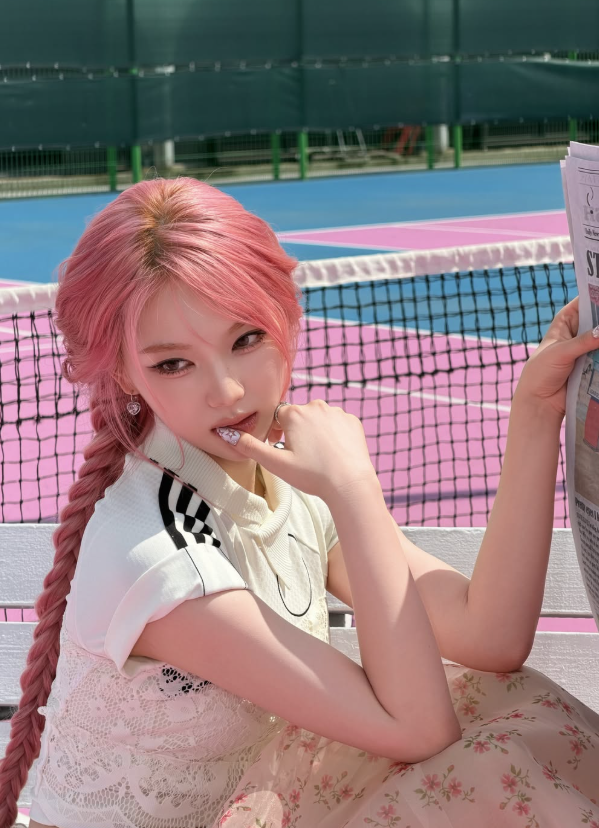 스테이씨 아이사 유튜브 돌박이일 속 러블리 패션, 레드 체크 패턴의 롤업 데님 팬츠 정보는?....