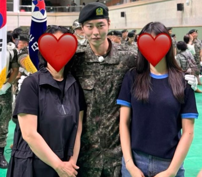 군 입대 후 첫 근황 전한 이재욱'188cm' 군대 수료식 포착! 엄마·누나와 우월한 기럭지 인증 '....