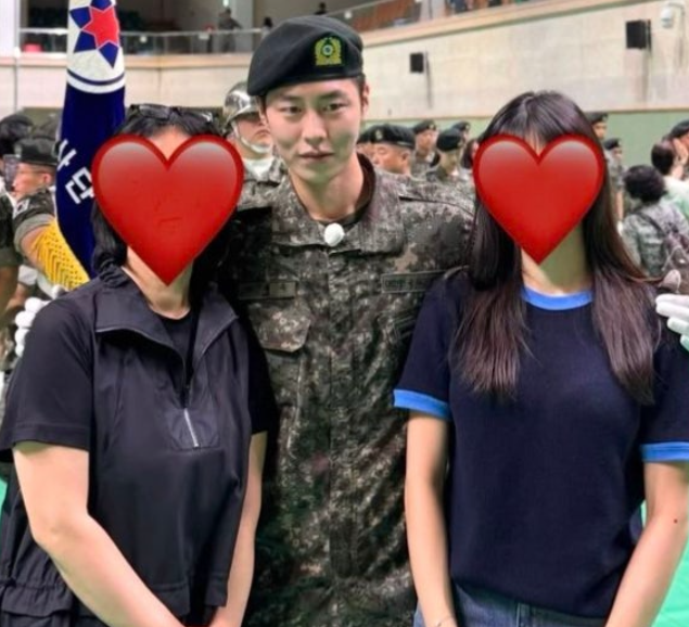 "유전자가 남다르네" 이재욱, 군 입대 후 첫 근황 수료식서 포착된 엄마·누나 우월한 비주얼 ....