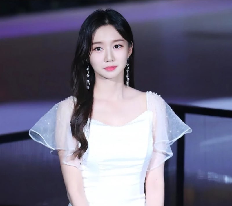 "청순 베이글 여신" , 윤수빈 아나운서가 빛나는 진짜 이유! 청순 베이글 여신이었다.. 분홍 ....