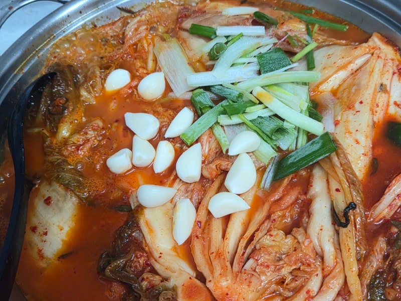 류수영 돼지고기 목살 김치찜 쉬운 레시피 통마늘 넣어 깊어진 의성마늘 후기