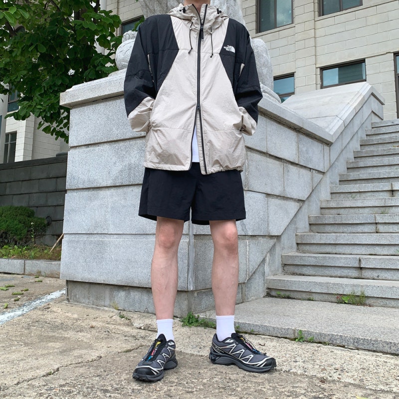 비 오는 날 장마 시즌에 활용하기 좋은 노스페이스 얇은 경량 바람막이 여름 자켓 추천