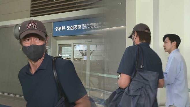 다시 미국으로 떠난 <b>홍명보</b>..! <b>홍명보</b> 전 축구대표팀 감독 귀국... 