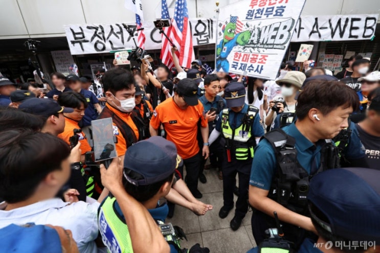 <b>국조특위 잠실 개표소 진입</b> 앞두고 충돌… 주먹다짐에 119... 