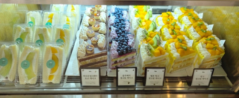 [상암동 맛집] 어로드 커피 : 커피가 맛있는 카페에서 가수 황보 실물 영접!