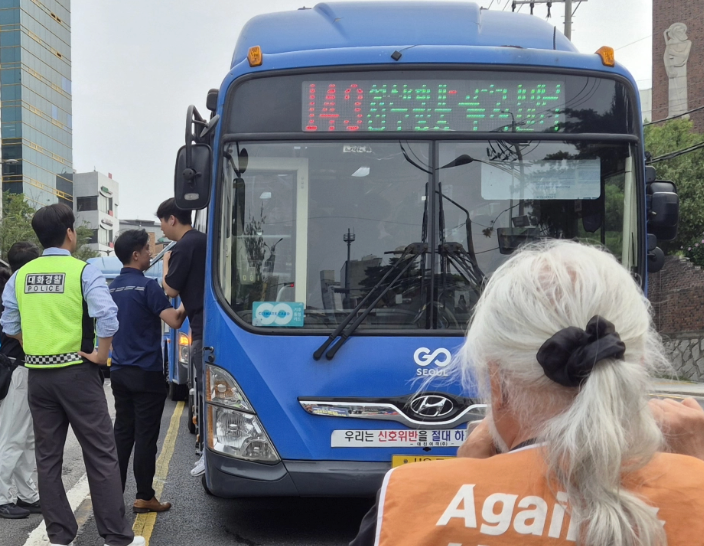 <b>전장연</b> 22년 만에 출근길 버스 시위 기습재개