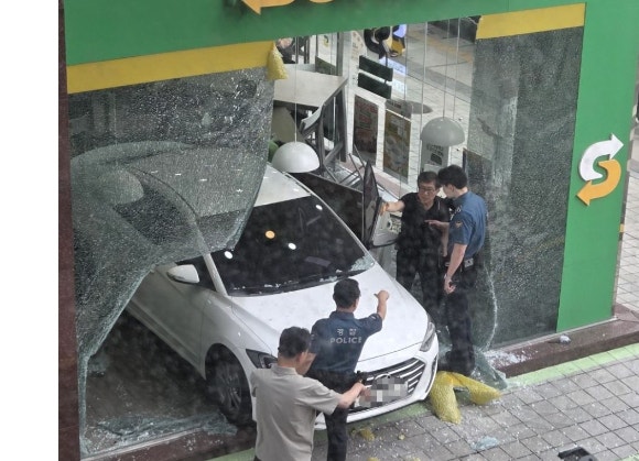 서초구 <b>반포동</b> 샌드위치 매장 <b>차량 돌진</b> 사고 발생! 1명 중상... 