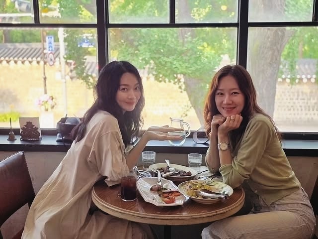 Why is the reaction to Shin Min-a and Gong Hyo-jin's YouTube video so good? The fun of watching a date between best friends and actresses?