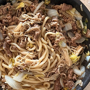 단돈 5천원으로 완성하는 단짠단짠 '우삼겹 볶음우동' 황금 레시피