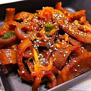 돼지껍데기 볶음 레시피 매콤 양념 손질 삶는법 요리법 술안주 추천