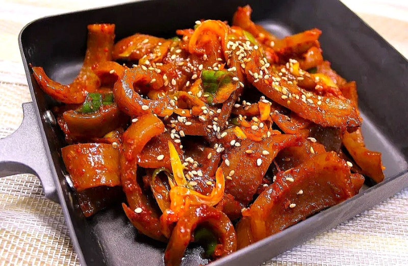 돼지껍데기 볶음 레시피 매콤 양념 손질 삶는법 요리법 술안주 추천